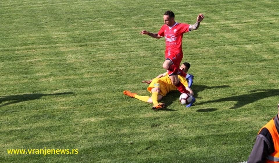 Žestoka borba na terenu. Foto VranjeNews