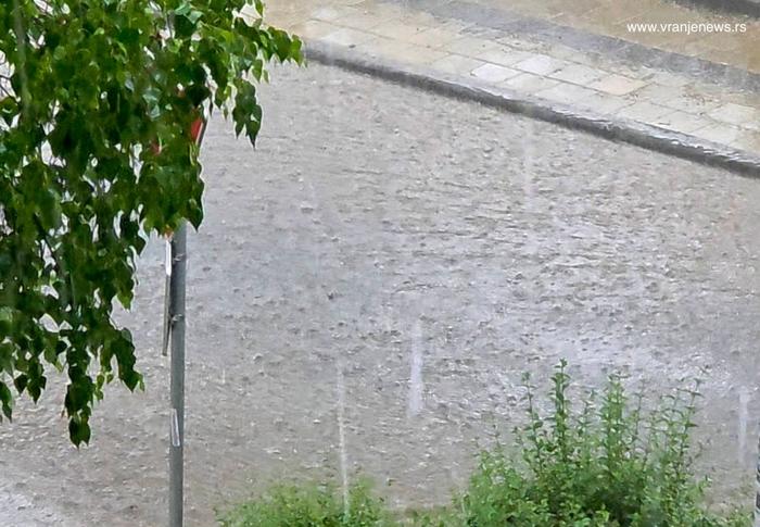 Ulicama su tekle reke. Foto Vranje news