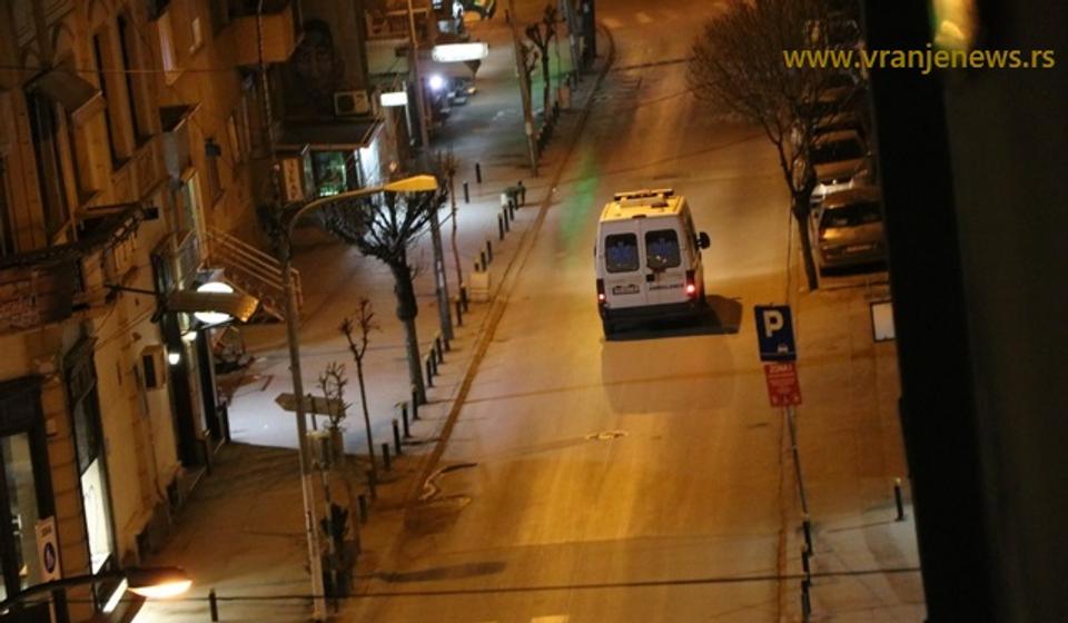Samo policijska i vozila urgentnih službi na ulicama. Foto Vranje News