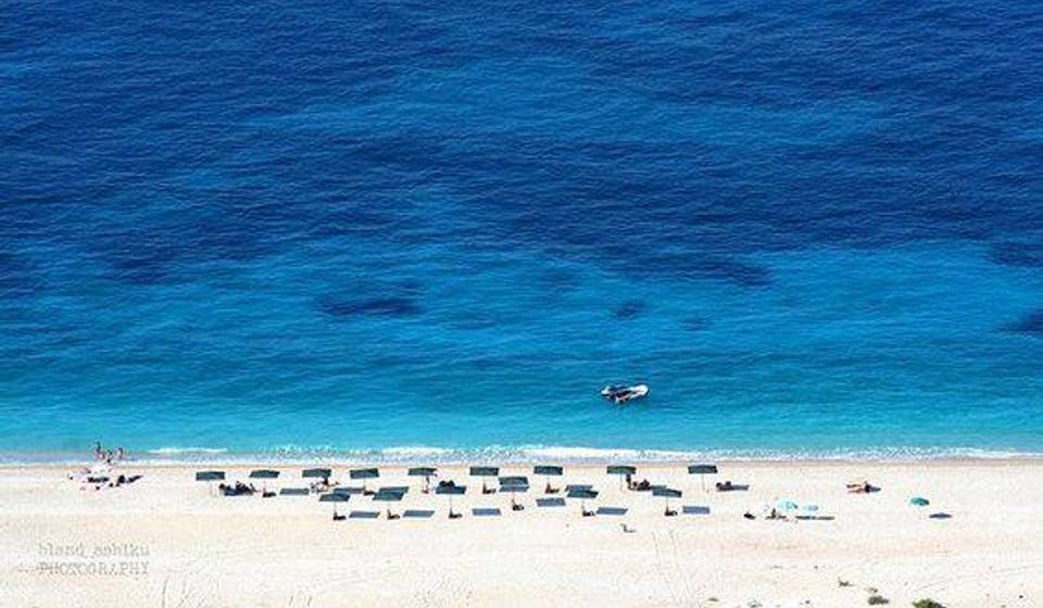 Jedna od plaža u gradu Dermi, u južnoj Albaniji. Foto Fejsbuk - Jal Kamping
