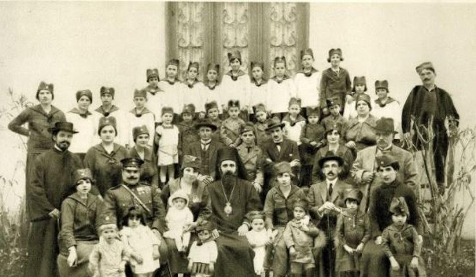  Uskrs1916. u  Frotingamovom domu u Faleru. Patrijarh Varnava, prof. Lazar Šuvaković, pesnik Milutin Bojić, u trećem redu D. Grujić. Snimio A. Gazijades (Foto arhiva Tomislava R. Simonovića)