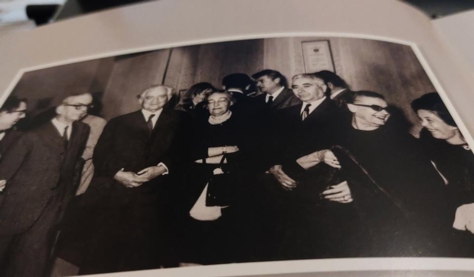 Vera Cenić (skroz desno) sa Ivom Andrićem i Veliborom Gligorićem 1969. godine u Vranju. Foto Vranje News (izvor katalog Larus argentatus dr Vere Cenić)