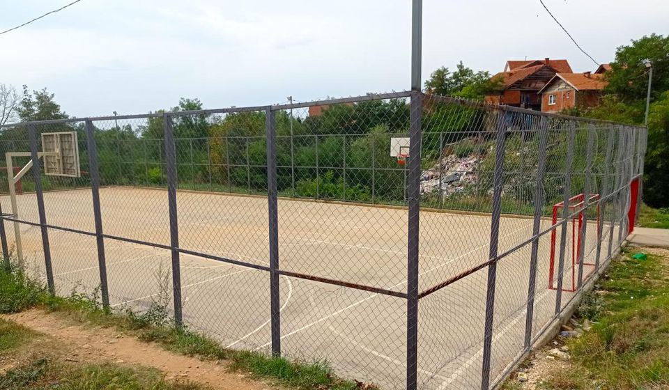 Divlja deponija u naselju Raška je odmah pored sportskog terena. Foto S.N.R.