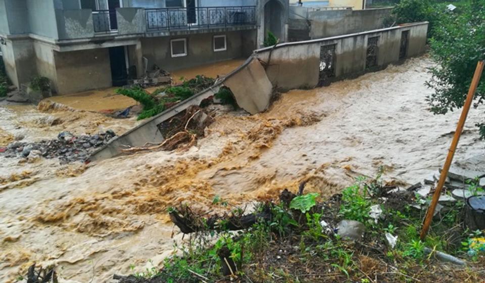 Voda odnela i ogradne zidove. Foto VranjeNews