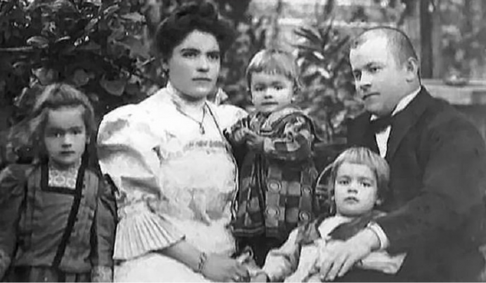 Petar Kušaković sa decom i suprugom Ankom. Foto arhiva Dudeta Đorđevića