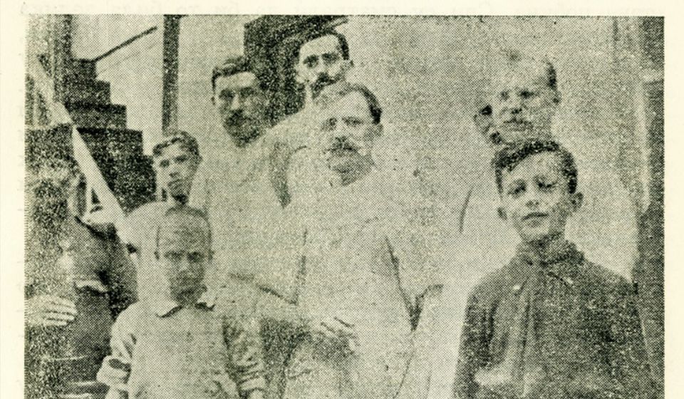 Džon Frotingam (desno) lično je delio hranu gladnom stanovništvu Bitolja 1917. i 1918. Foto arhiva Tomislav R. Simonovića