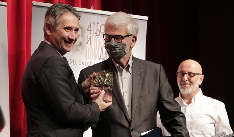 Valentin Vencel, upravnik Novosadskog pozorišta, primio je tri od ustanovljena četiri priznanja koja dodeljuje žiri na Borinim pozorišnim danima. Foto Vranje News