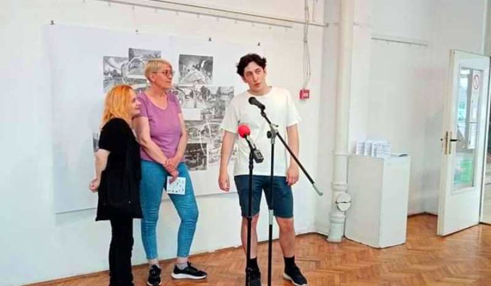 Izložba dvoje mladih umetnika iz Vranja otvorena je u Galeriji Narodnog univerziteta i trajaće do 9. jula. Foto NU