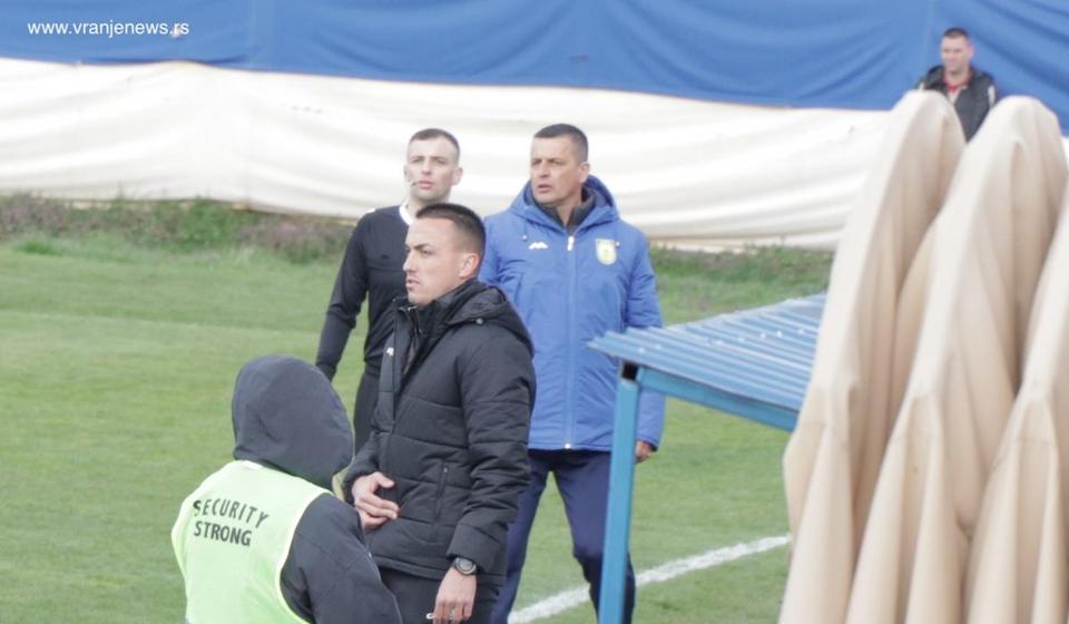 Saša Mićović (u plavoj jakni) napustio klub. Foto Vranje news