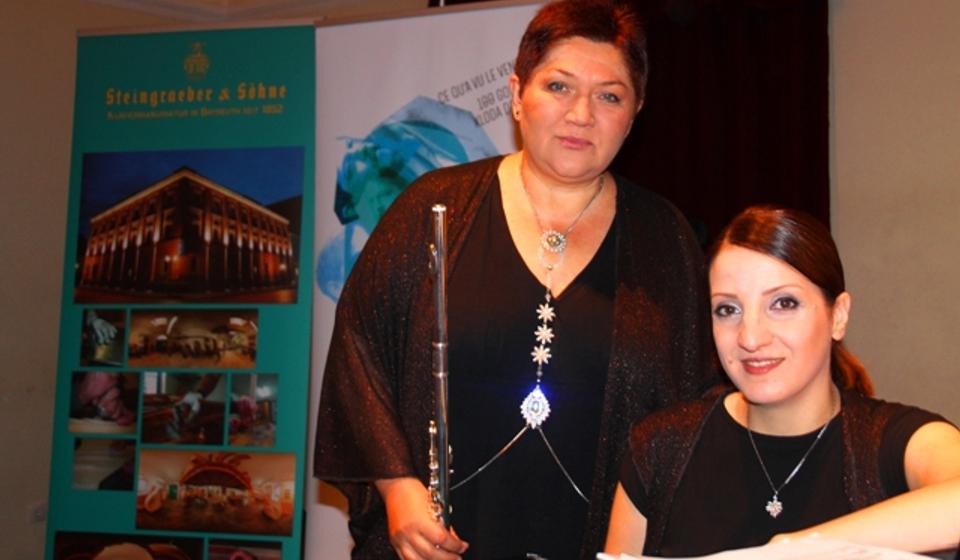 Sanja Stijačić i Vesna Damljanović poziraju fotoreporteru Vranje News-a