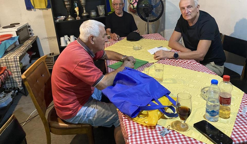 U živopisnom razgovoru sa nekima od ograča Dinama. Foto arhiva T.R.S.