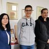 Bogdan Milenković sa svojim profesorima. Foto Gimnazija Bora Stanković