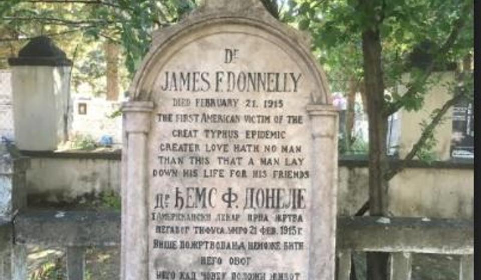 Crveni krst Amerike podigao je spomenik dr Džejmsu Doneliju u Đevđeliji, lekaru iz Frotingamove misije (klik na kopiju za puni prikaz). Foto arhiva Tomislava R. Simonovića