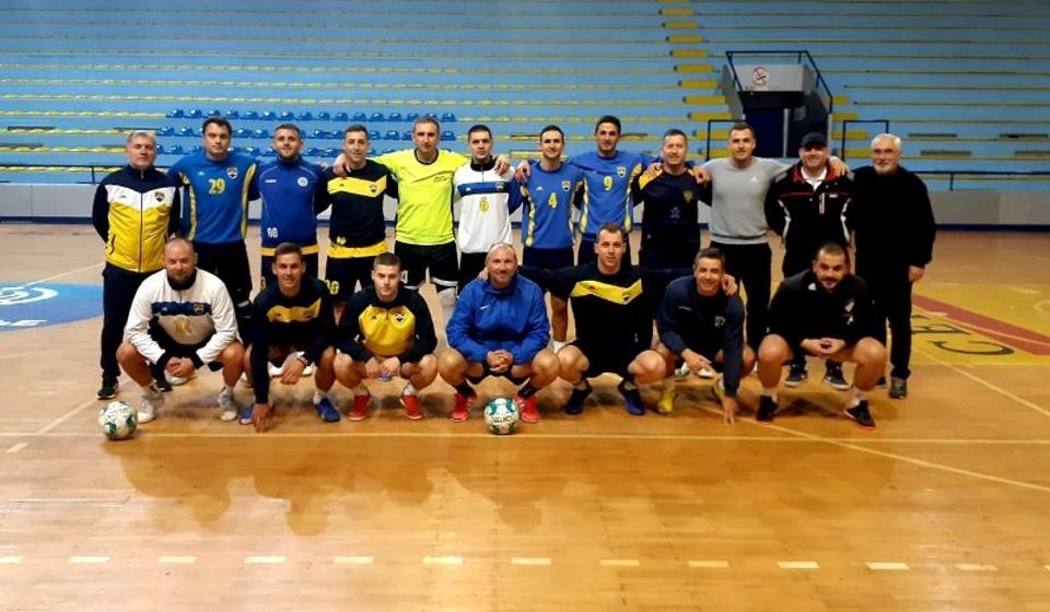 Igrači i stručni štab KMF. Foto Sportska hala Vranje