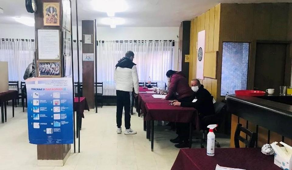 Detalj sa biračkog mesta u Udruženju penzionera - naselje Češalj u nedelju popodne. Foto Vranje News