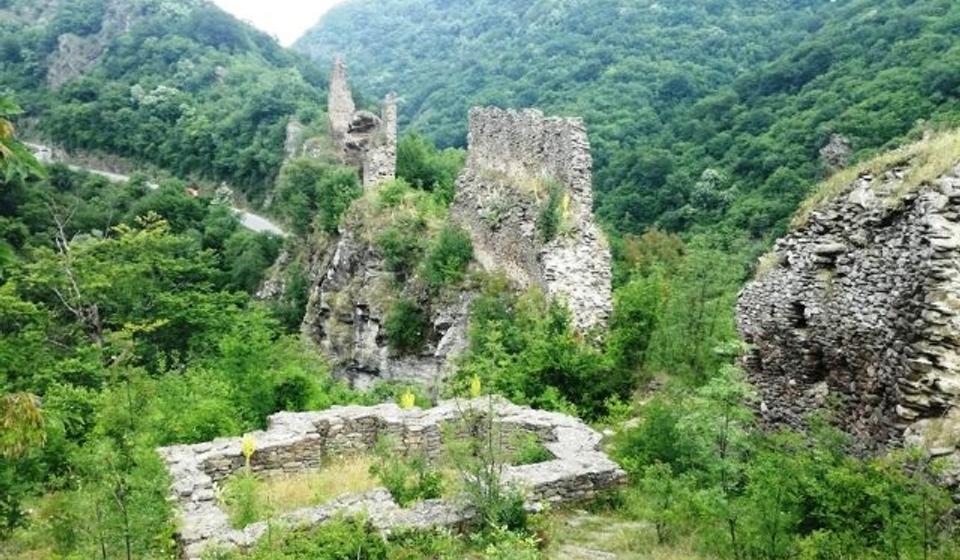 Ostaci srednjovekovne tvrđave Markovo Kale kod Vranja. Foto Vranje News