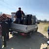 Žiteljima romskog naselja u Pavlovcu podeljene besplatne kante za smeće. Foto JKP Komrad