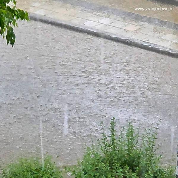 Ulicama su tekle reke. Foto Vranje news