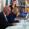 Momenat potpisivanja ugovora: ambasador Vlajkov i predsednik BSC-a Anačkov. Foto BSC