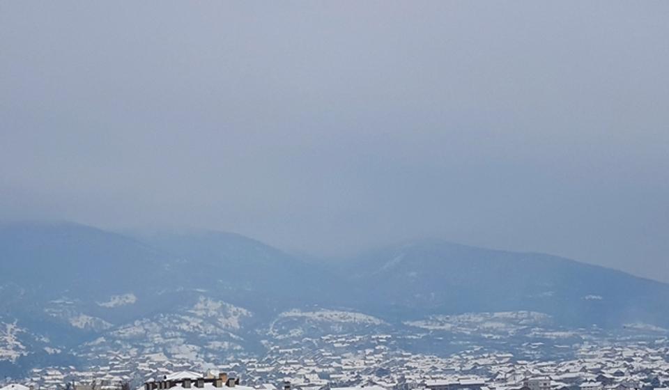 Smog nad Vranjem u zimskim mesecima dolazi uglavnom iz ložišta i dimnjaka. Foto VranjeNews