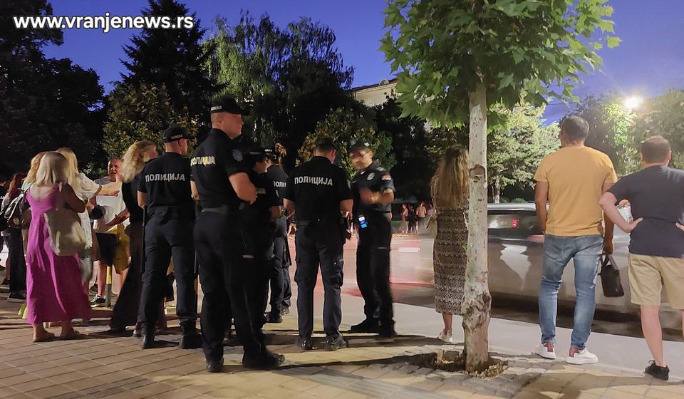 Jedna od mnogobrojnih blokada raskrsnica u Vranju u utorak uveče. Foto Veanje news