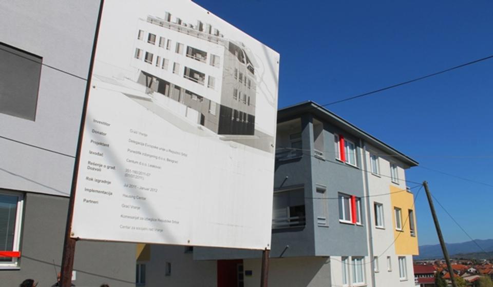 Stanovi za bezbednjake gradiće se u blizini izbegličkih zgarda kod Pete škole. Foto VranjeNews