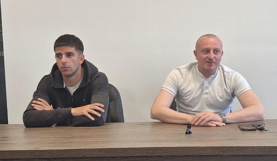 Trener Marko Jovanović (desno) i fudbaler Dinamo Jug-a Vasilije Spasić na konferenciji za medije. Foto Vranje news