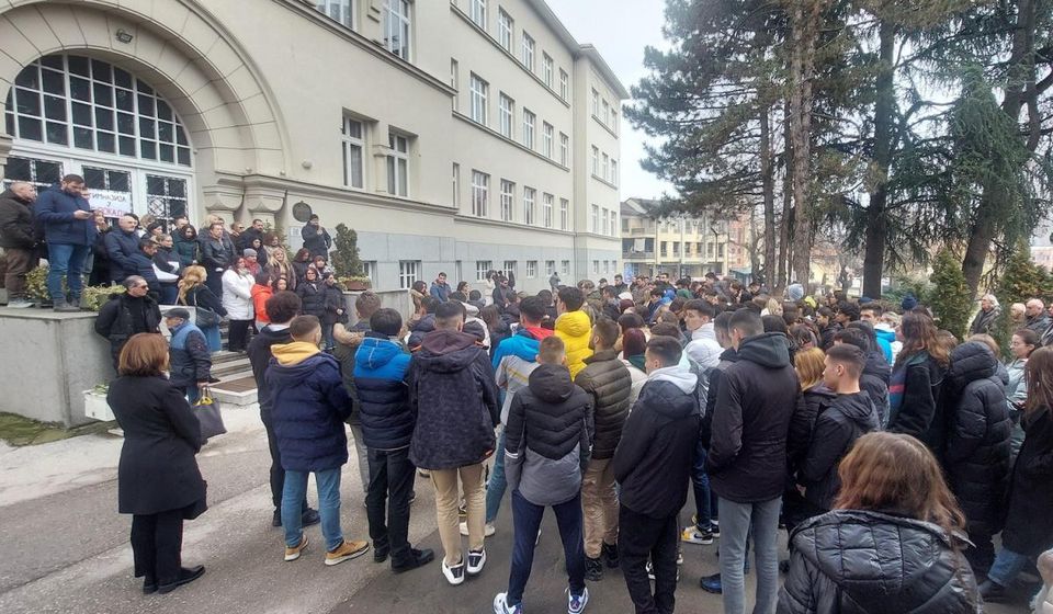 Gimnazija u blokadi. Foto Vranje news