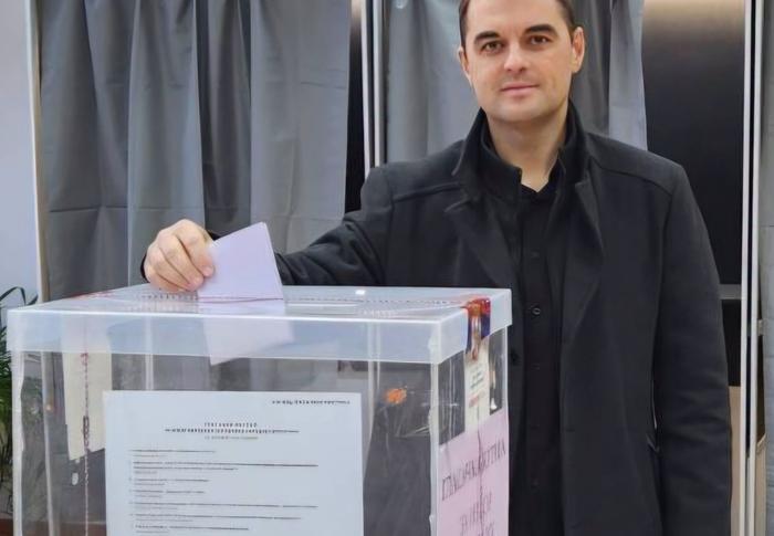 Slobodan Petrović u nedelju na biračkom mestu. Foto L.V.