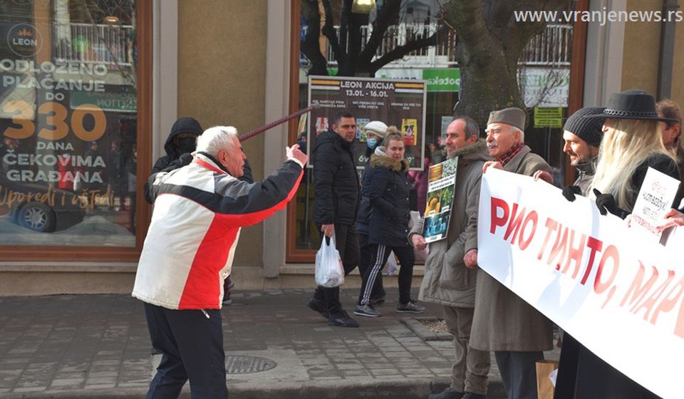 Dekica protiv demonstranata. Foto Vranje News