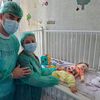 Vukan sa roditeljima na klinici u Budimpešti. Foto izvor Fejsbuk profil Miloša Stoiljkovića