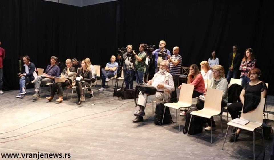 Novinari na velikoj rotacionoj sceni pozorišta. Foto VranjeNews