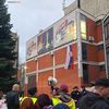 Demonstranti ispred sedišta naprednjaka. Foto Vranje news