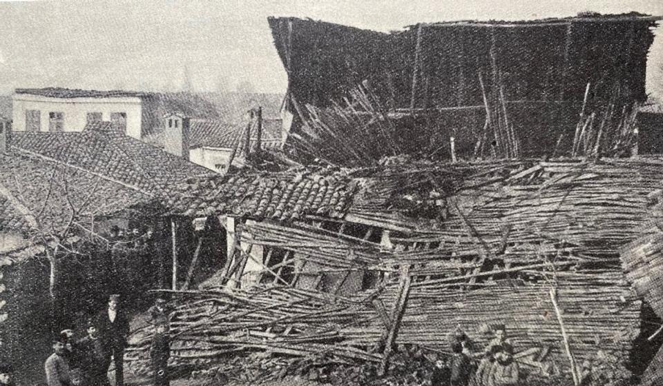 Kuća i dućan Đorđa N. Stevanovića - levo na slici kuća bez krova je svojina Stoše D. Stošića, u prizemlju je bio dućan, na spratu stan. Foto arhiva T.R.S.