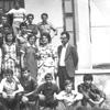 Odeljenje polaznika Škole za opismenjavanje odraslih sa učiteljicom Smiljom Stanojković 1966. godine. Foto NU
