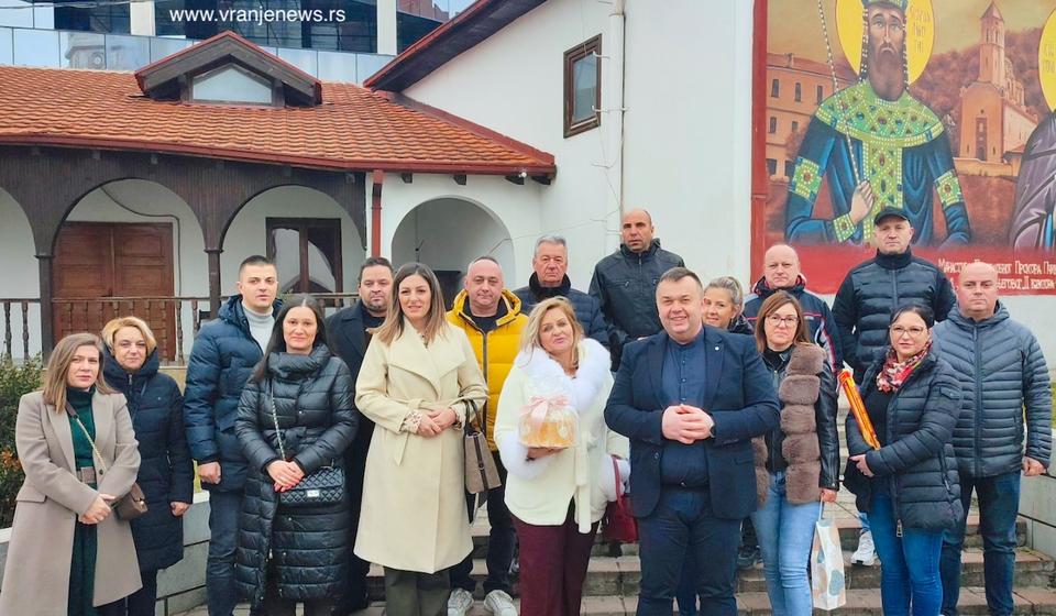 Članovi JS Vranje danas u porti Hrama Svete Trojice. Foto Vranje news