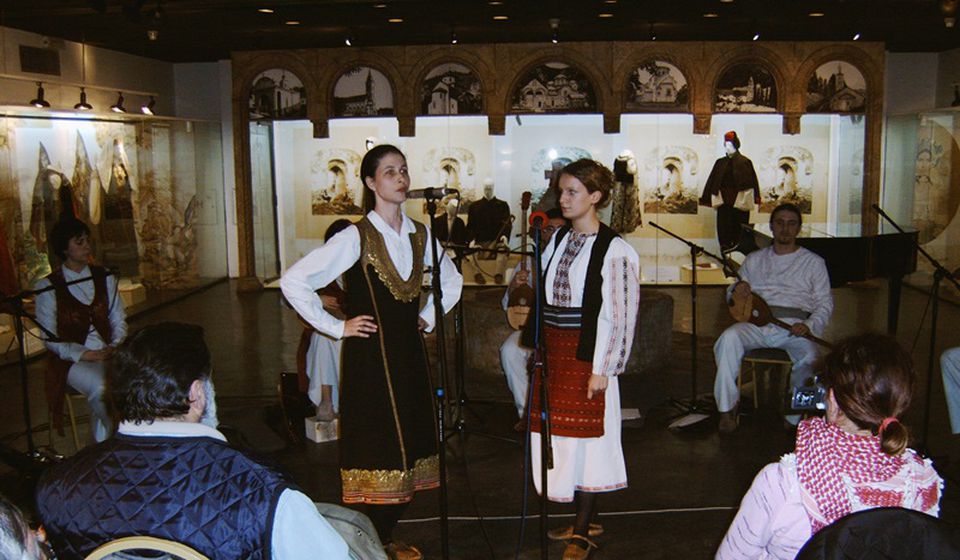 Nastup sa Jelenom Jovanović (Moba) i Bojanom Nikolić (Balkanika, Srpski glasovi) u Etnografskom muzeju u Beogradu 2005. godine. Foto Vranje News