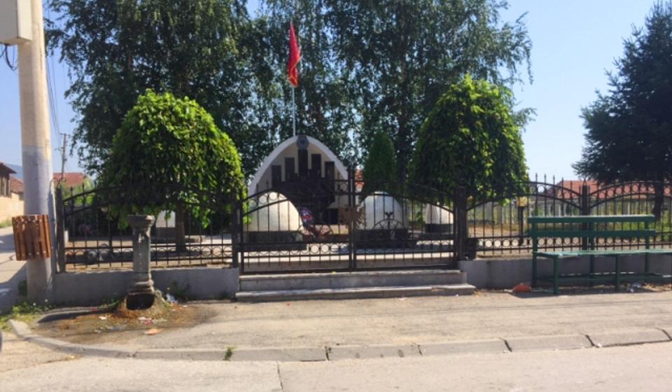 Spomenik Ridvanu Ćazimiju u Velikom Trnovcu. Foto N. Lazić