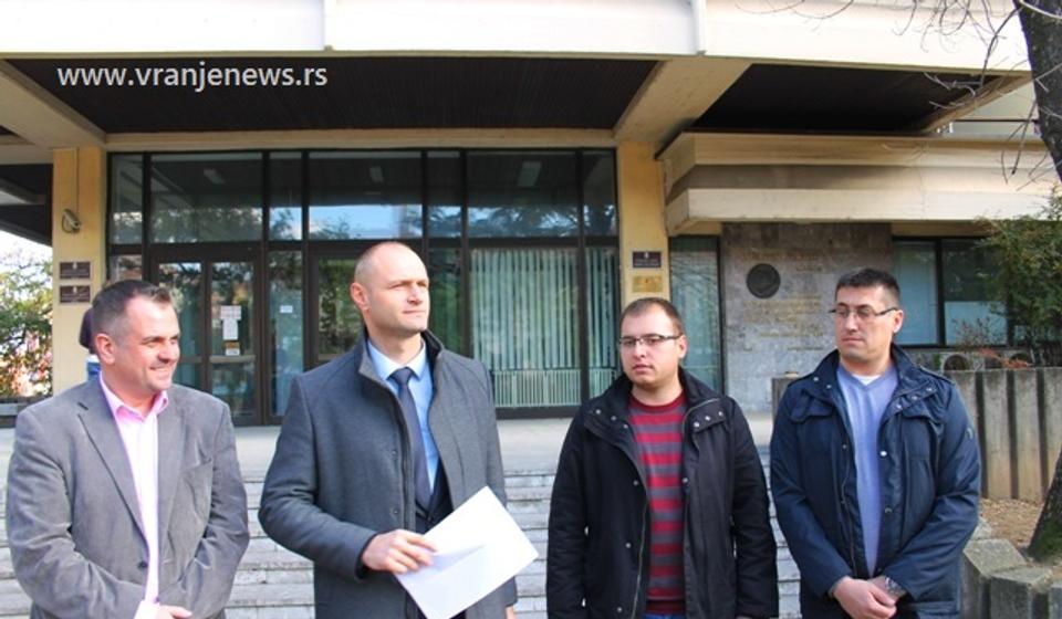 Ristić i Pavlović sa advokatom podneli krivične prijave protiv nekoliko naprednjaka za nasilničko ponašanje, OJT međutim istražuje da li su oni počionioci drugo krivičnog dela. Foto VranjeNews