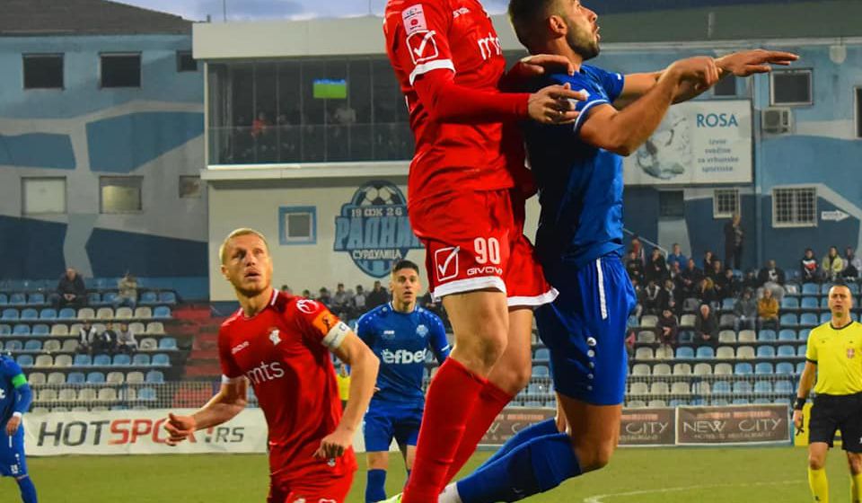 Duel igrača domaćih i Napretka na Gradskom stadionu u Surdulici. Foto FK Radnik