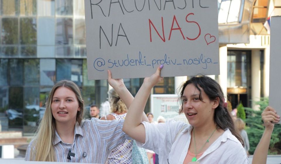 Emilja Milenković (levo) i Staša Cvetković prošlog leta na protestu Vranje protiv nasilja. Foto Vranje News