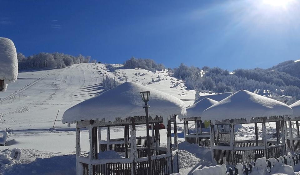 Prizor ispred Planinarskog doma na Besnoj kobili. Foto TOV