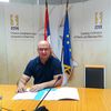 Gradski većnik za manjine Dejan Ivanović parafira ugovor. Foto Grad Vranje