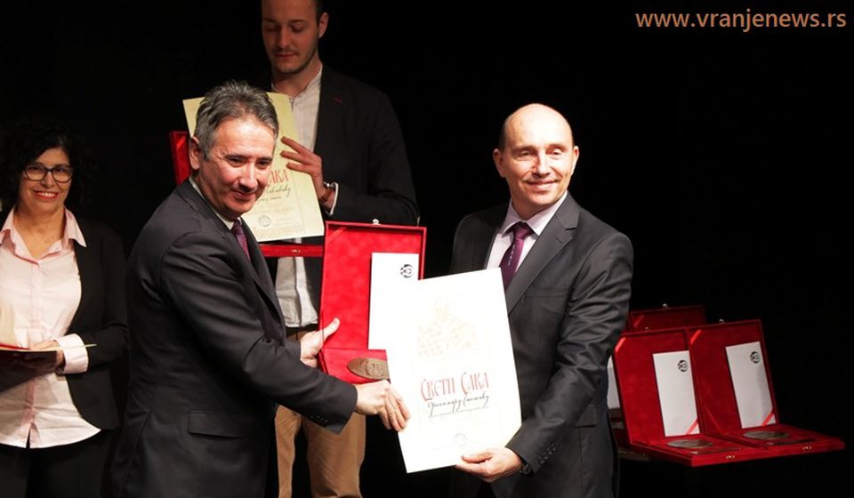Branimir Stošić Kace dobio priznanje za najboljeg nastavnika osnovnih škola. Foto Vranje News