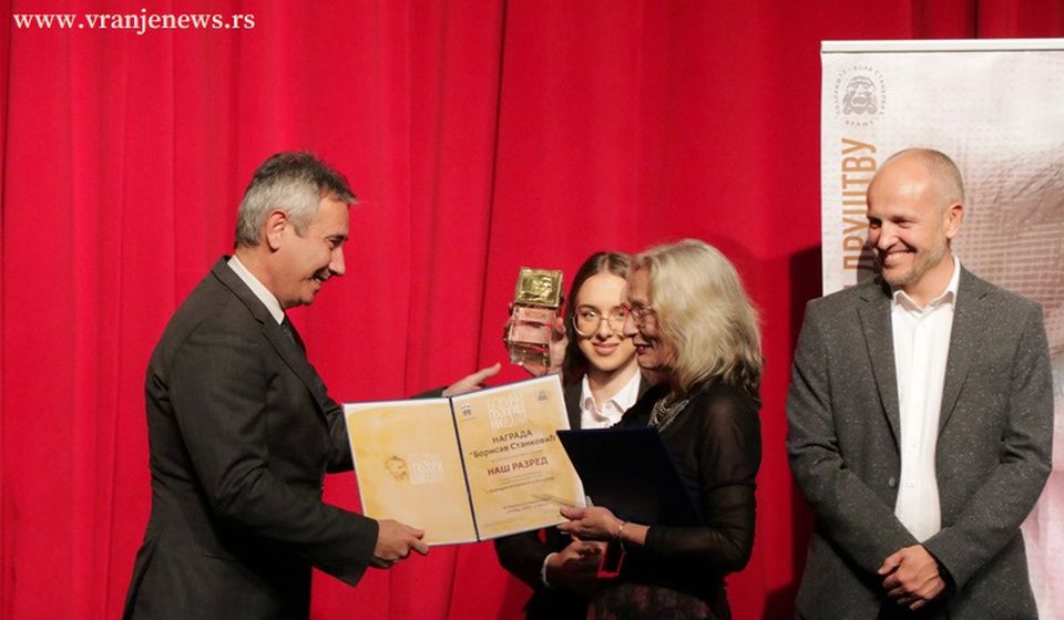 Nagradu za najbolju predstavu primila je direktorka drame Narodnog pozorišta Molina Udovički Fotez. Foto Vranje News