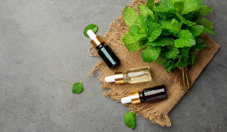 Izvor slike: https://www.freepik.com/free-photo/essential-oil-peppermint-bottle-with-fresh-green-peppermint_13083087.htm#query=etherical&position=7&from_view=search
