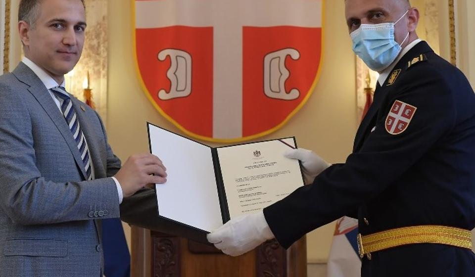 Ukaz o unapređenju komandantu Četvrte brigade Novici Petroviću uručio munistar odbrane. Foto MOD