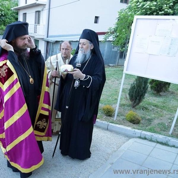 Vazda u odabranom društvu: vladika Segije prilikom jednog od mnogobrojnih boravaka u Vranju. Foto Vranje news