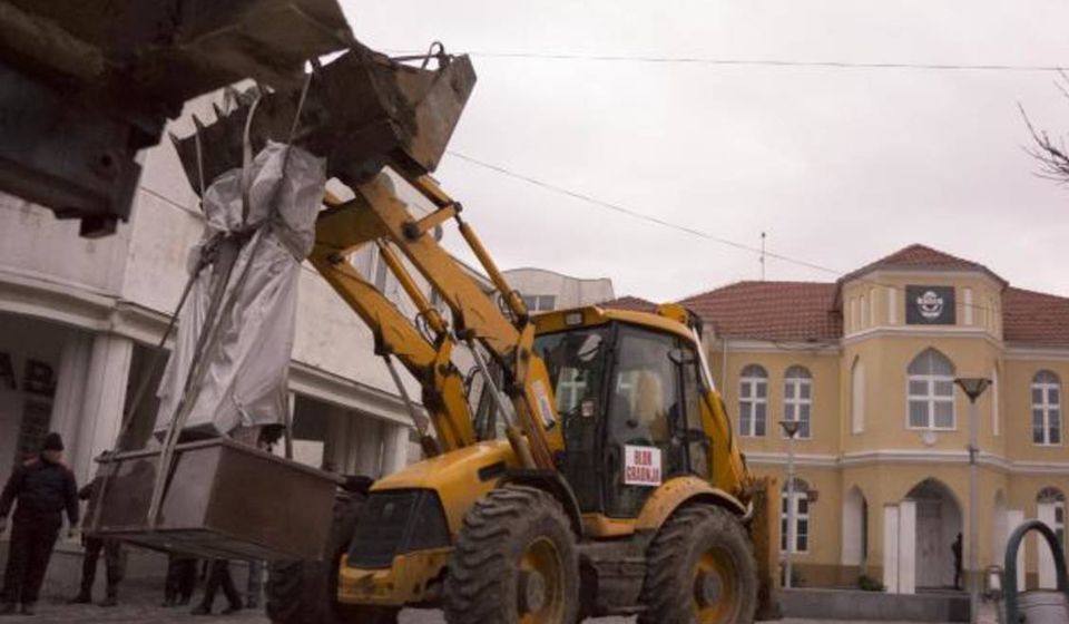 Uklanjanje spomenika u Preševu. Foto Al Jazeera