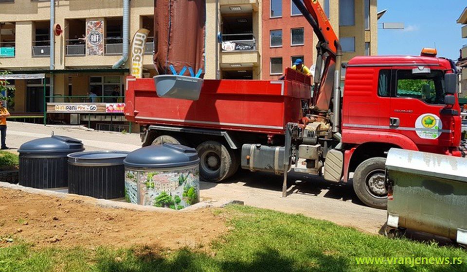 Polupodzemni kontejneri u Vranju. Foto Vranje news